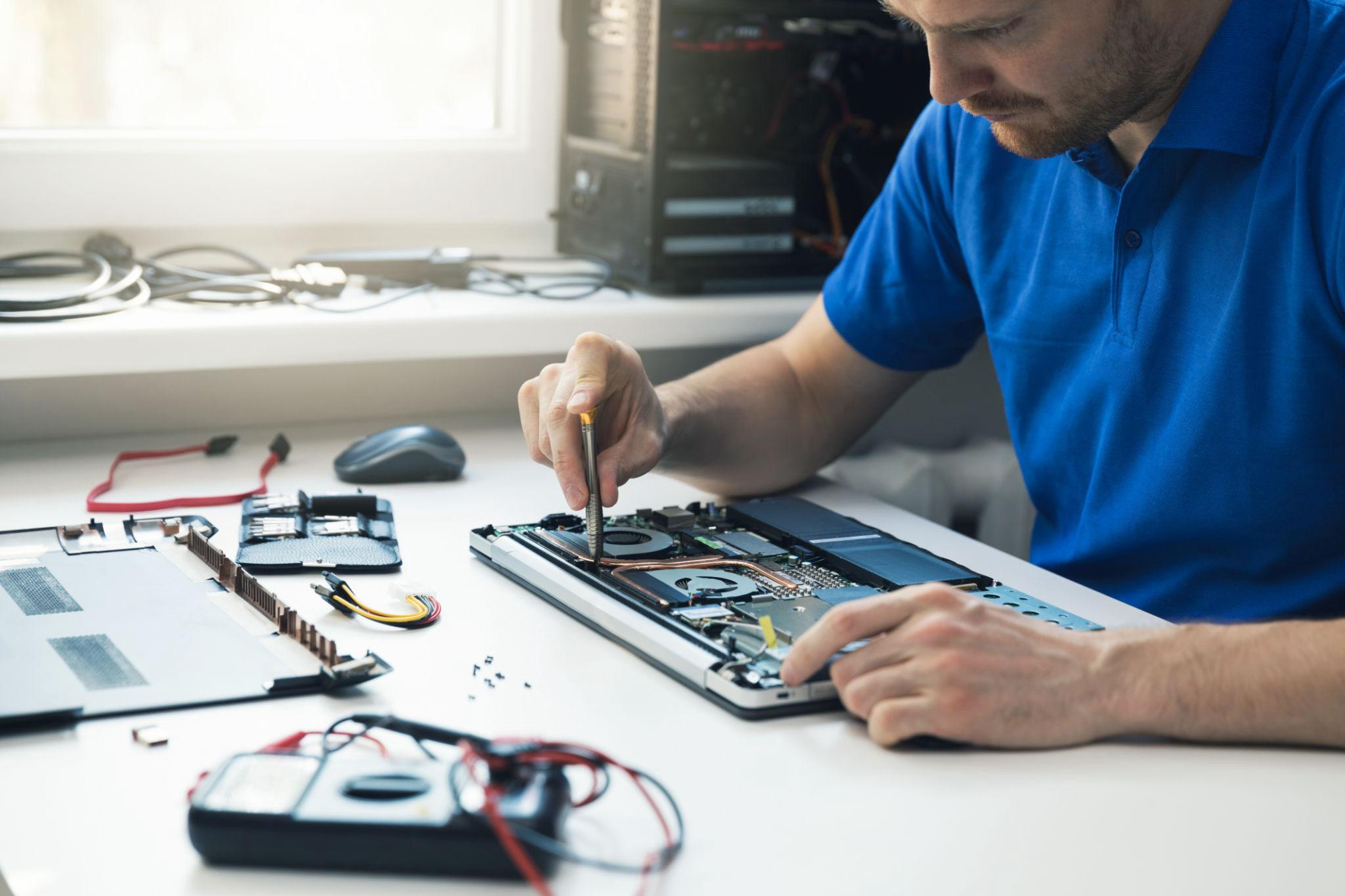 DesktopSupport FieldEngineer repairing laptop hardware for ITSupport service